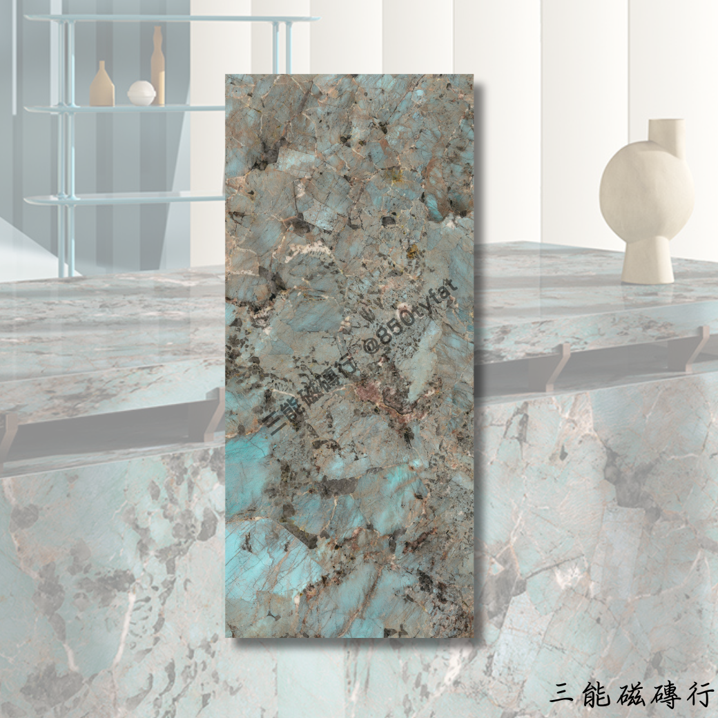 蒂芬妮色系大板磁磚，呈現藍綠色調與天然石材紋理，帶有黑色與白色礦物紋路，適合高級空間設計