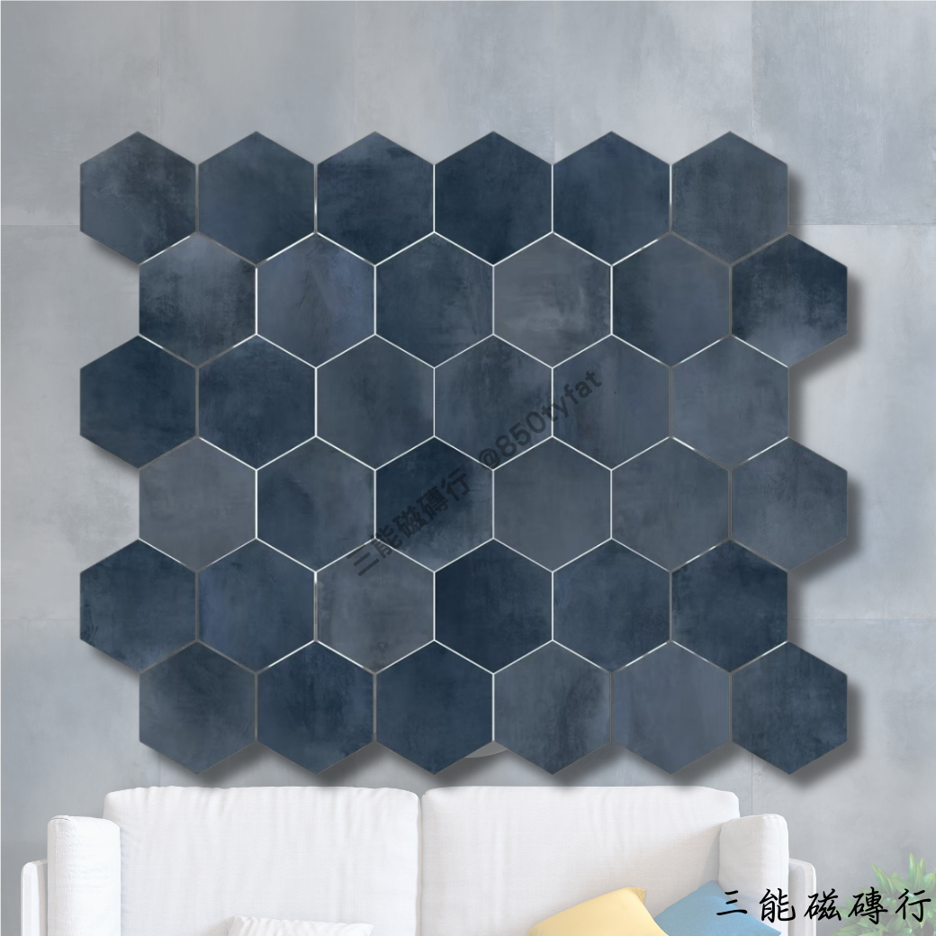 六角形瓷磚，深藍色調，帶有水泥質感與自然色彩變化，適合營造高級感與個性化空間設計，適用於牆面與地面鋪設。