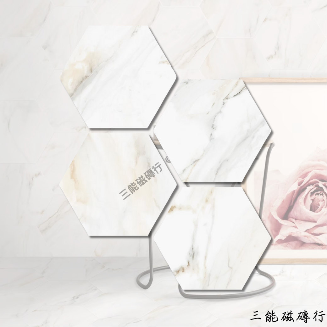 六角形瓷磚，白色與金色大理石紋理交錯，展現溫潤優雅的視覺效果，適用於高級衛浴與客廳裝潢。