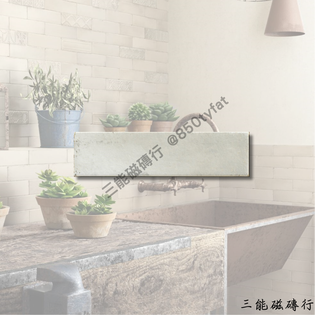 秘樂園磁磚系列展示，共兩色：白色與墨綠，細砂霧面質感，長條比例設計，適合廚房與衛浴牆面鋪貼，呈現自然清新風格。