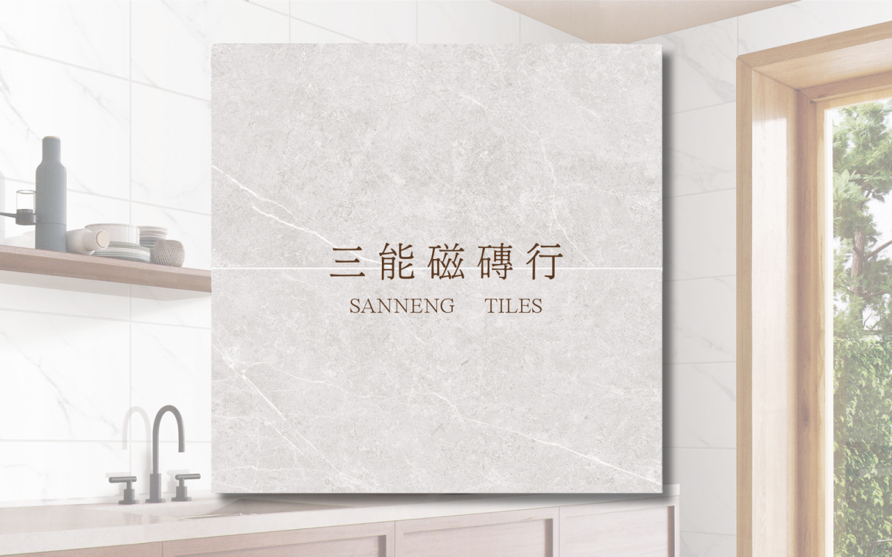 灰白石紋磁磚展示於明亮衛浴空間，搭配木窗與白色牆面，呈現自然與現代融合的設計感。