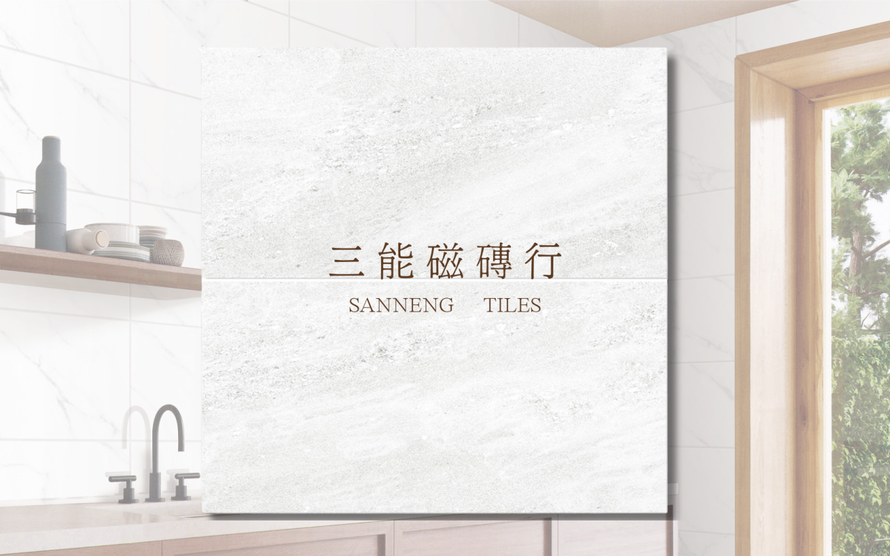 灰白石紋磁磚展示於明亮衛浴空間，搭配木窗與白色牆面，呈現自然與現代融合的設計感。