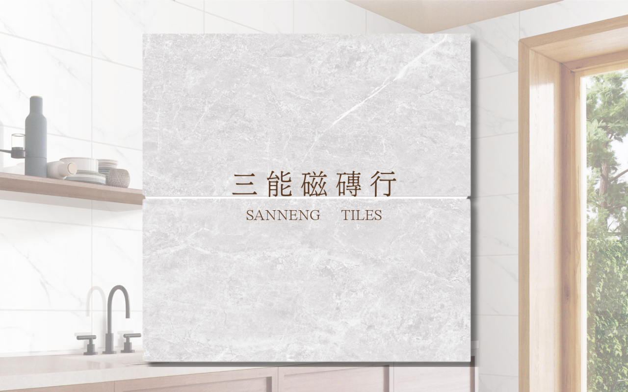 淺米色大理石紋磁磚鋪設於浴室牆面，搭配木質層架與綠意窗景，展現溫潤柔和的空間氛圍。